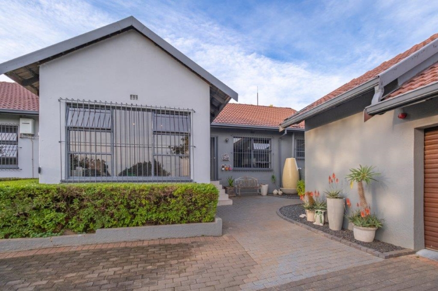 4 Bedroom Property for Sale in Roodekrans Gauteng