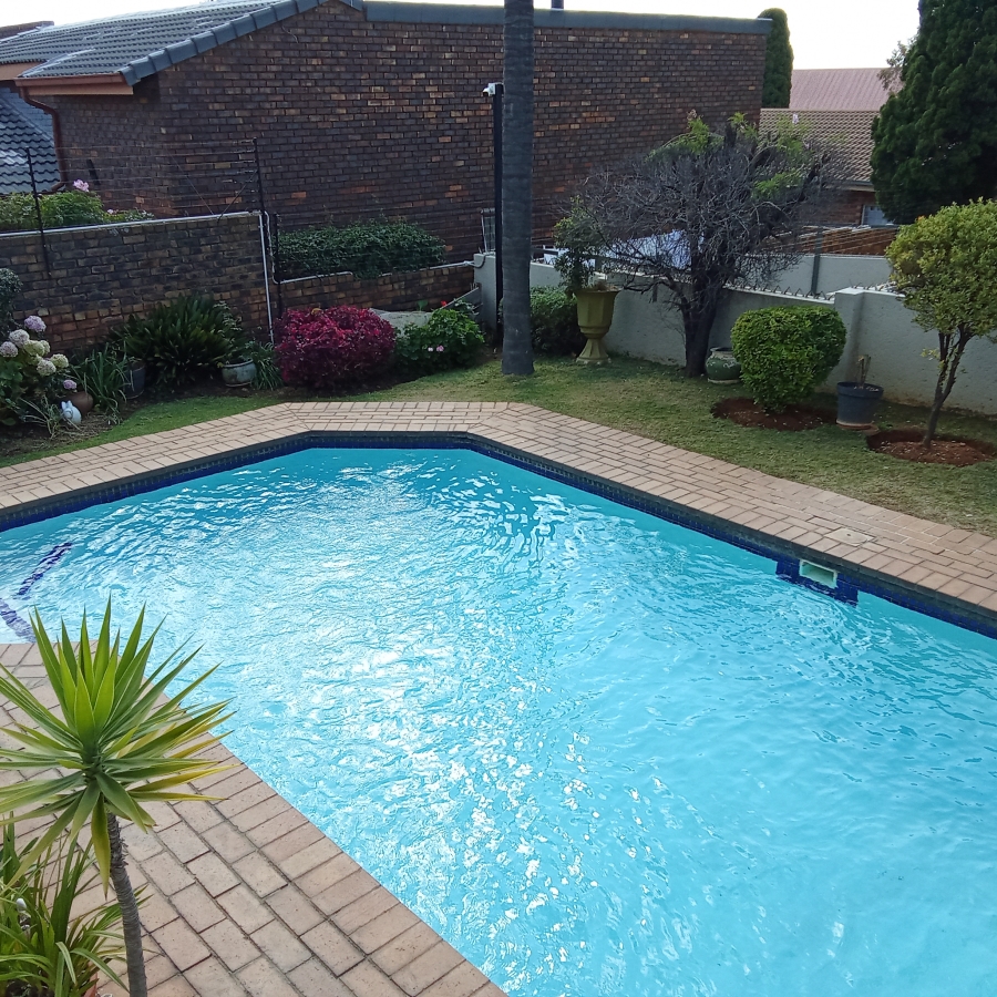 1 Bedroom Property for Sale in Constantia Kloof Gauteng