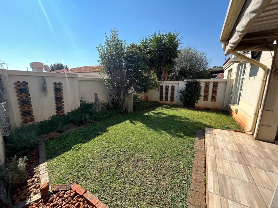 2 Bedroom Property for Sale in La Montagne Gauteng