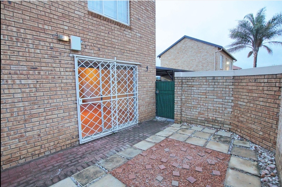 2 Bedroom Property for Sale in Roodepoort Gauteng