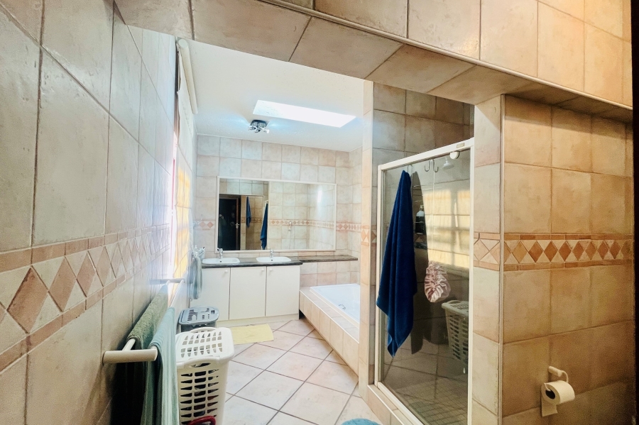4 Bedroom Property for Sale in Woodmead Gauteng