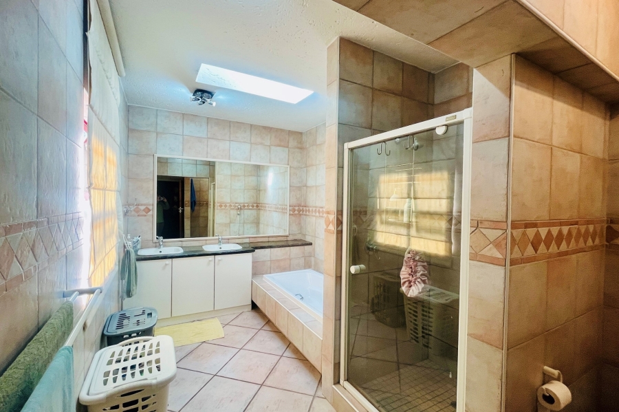 4 Bedroom Property for Sale in Woodmead Gauteng