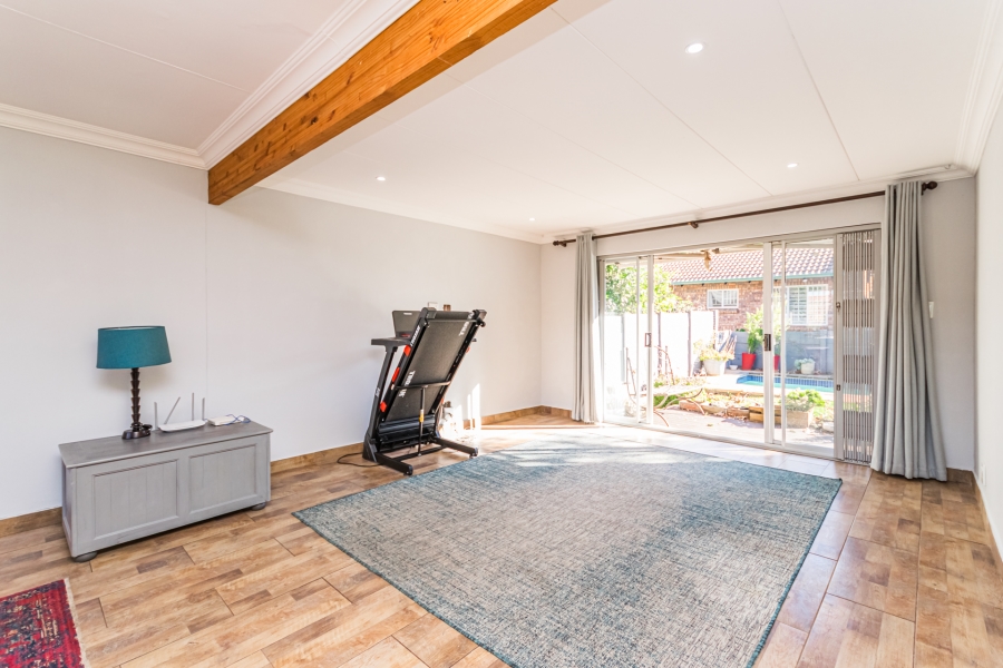 2 Bedroom Property for Sale in Die Hoewes Gauteng