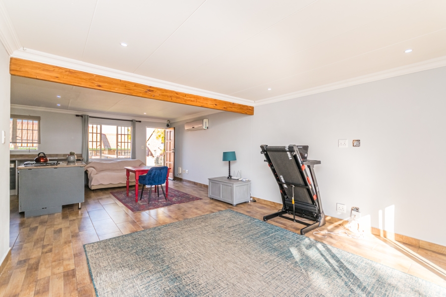 2 Bedroom Property for Sale in Die Hoewes Gauteng