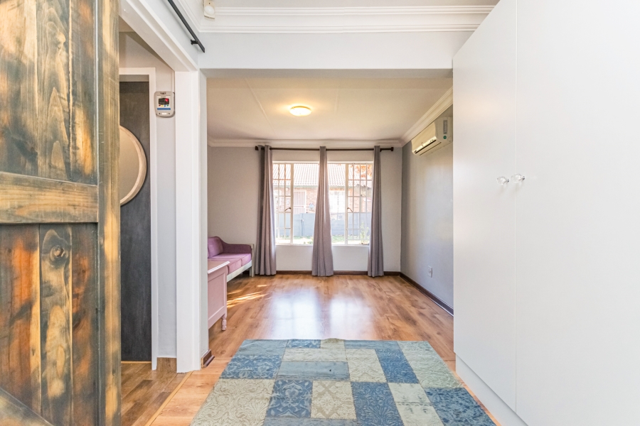 2 Bedroom Property for Sale in Die Hoewes Gauteng
