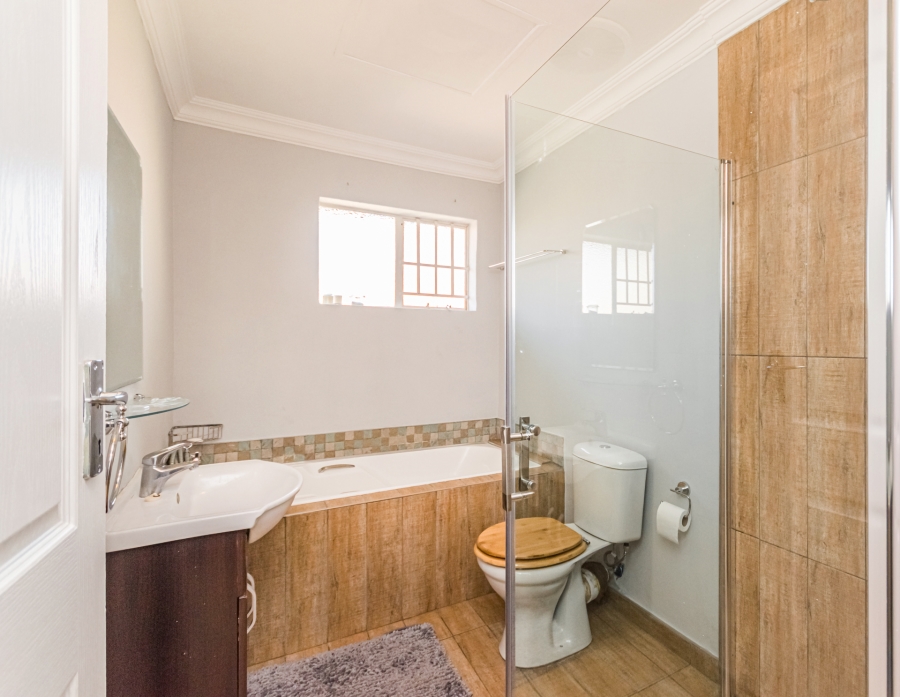 2 Bedroom Property for Sale in Die Hoewes Gauteng