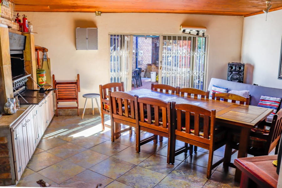 7 Bedroom Property for Sale in Pierre Van Ryneveld Gauteng
