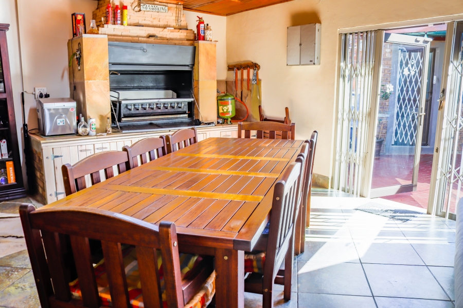 7 Bedroom Property for Sale in Pierre Van Ryneveld Gauteng