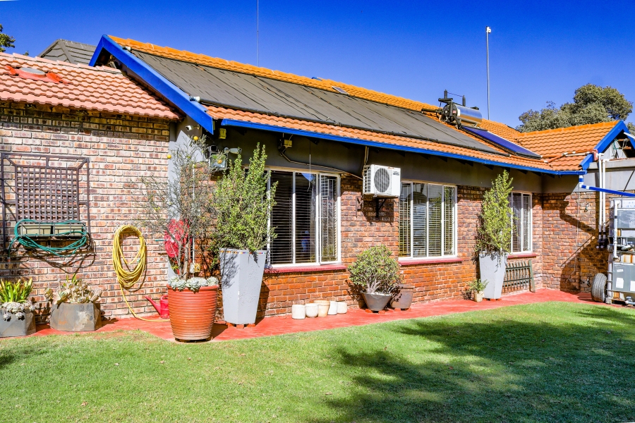 7 Bedroom Property for Sale in Pierre Van Ryneveld Gauteng
