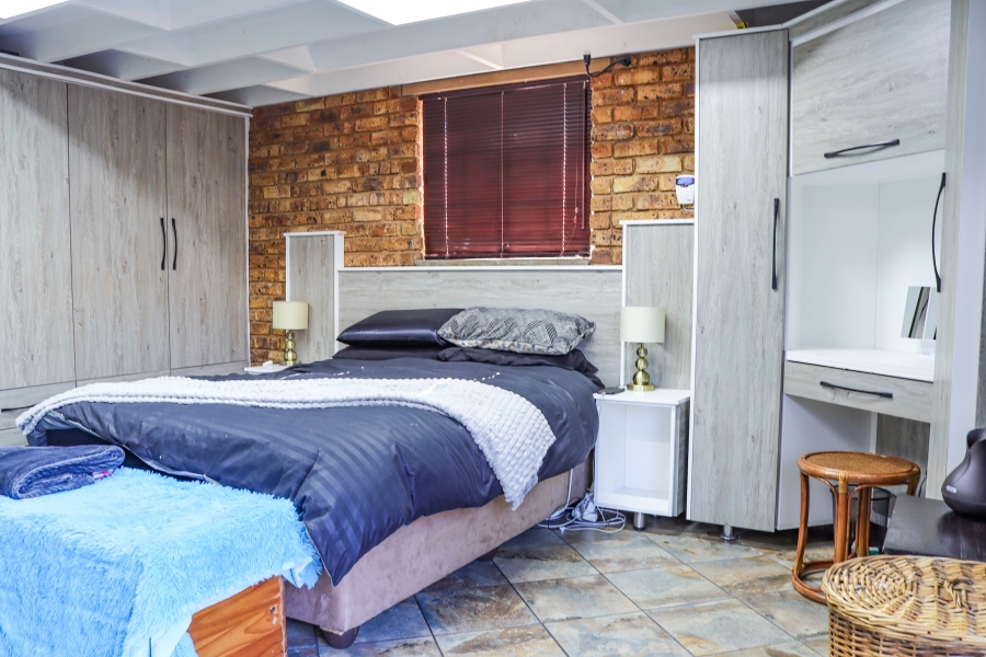 7 Bedroom Property for Sale in Pierre Van Ryneveld Gauteng