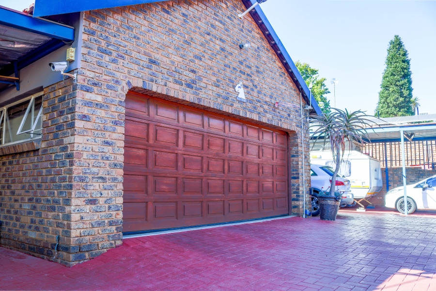7 Bedroom Property for Sale in Pierre Van Ryneveld Gauteng