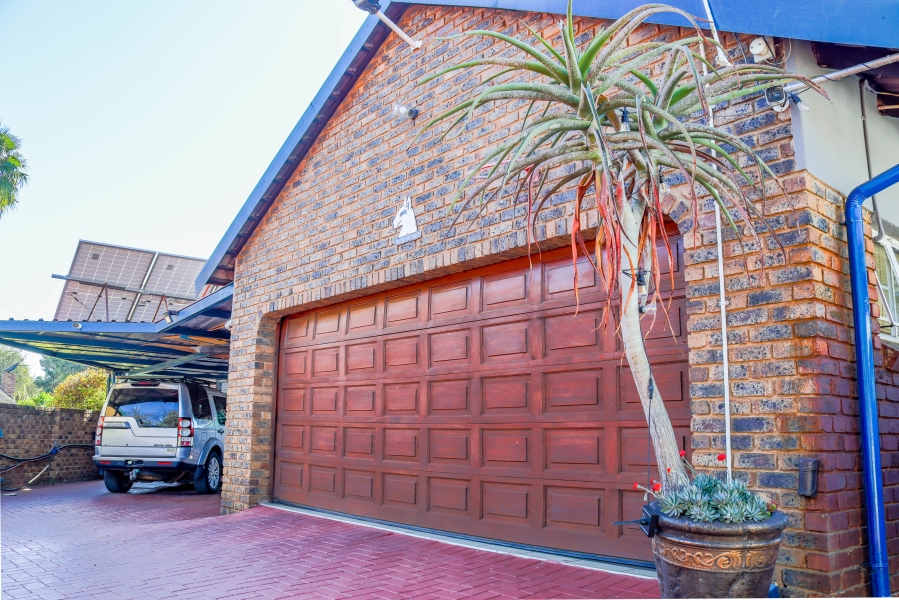 7 Bedroom Property for Sale in Pierre Van Ryneveld Gauteng