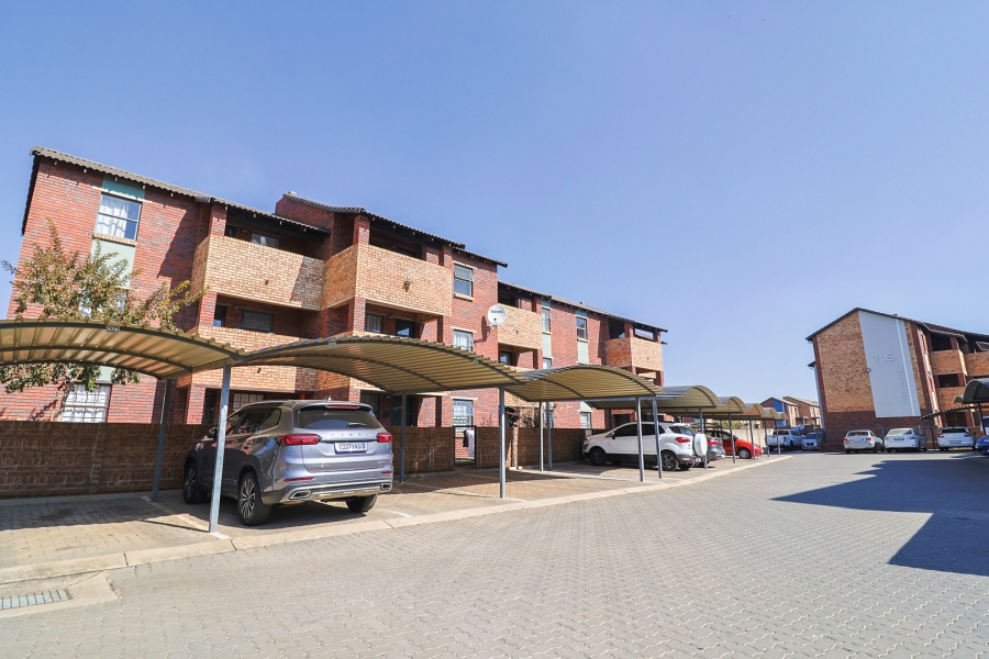 2 Bedroom Property for Sale in Olifantsvlei Gauteng