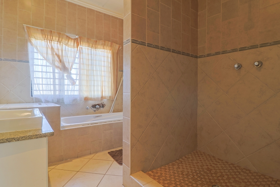5 Bedroom Property for Sale in Golf View Gauteng