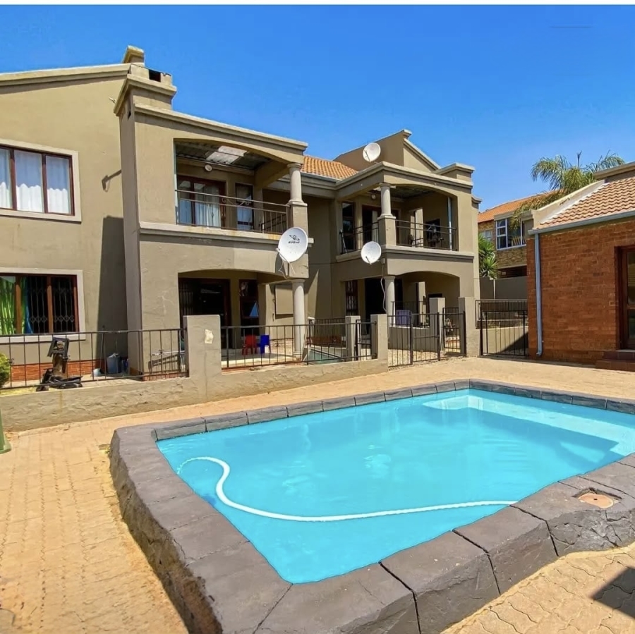 To Let 2 Bedroom Property for Rent in Little Falls Gauteng