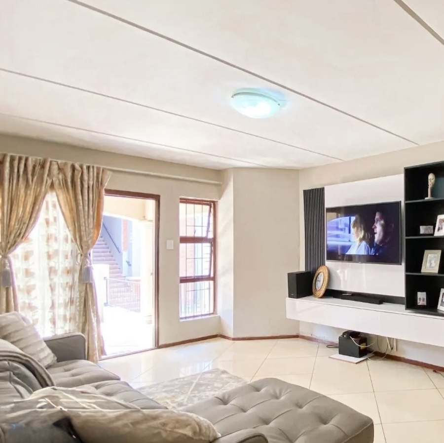 To Let 2 Bedroom Property for Rent in Little Falls Gauteng