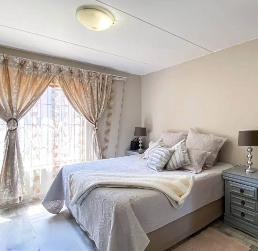 To Let 2 Bedroom Property for Rent in Little Falls Gauteng