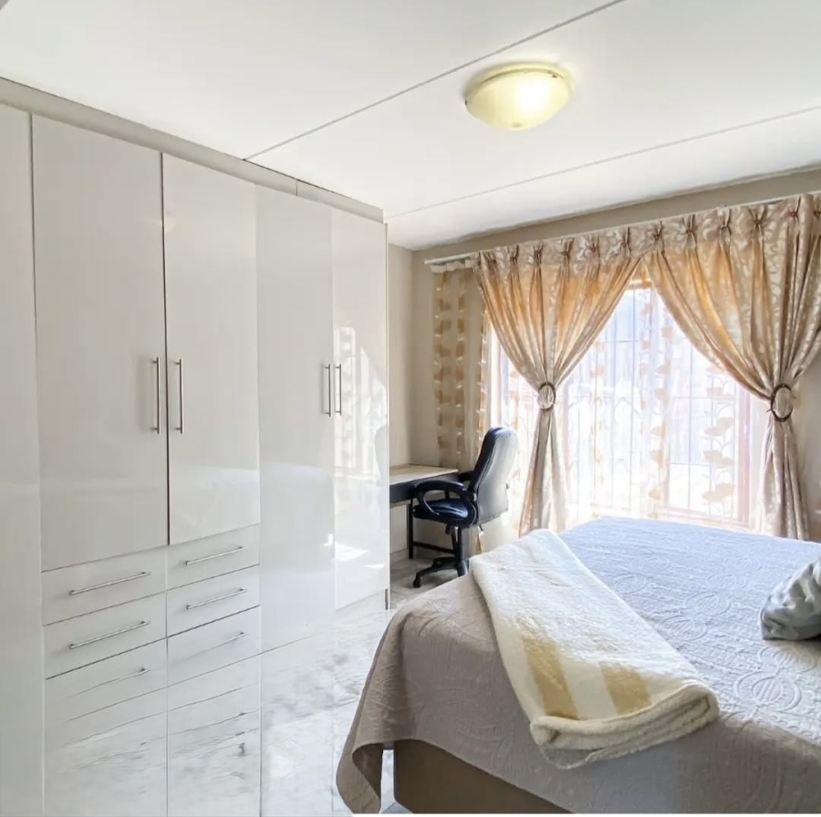 To Let 2 Bedroom Property for Rent in Little Falls Gauteng