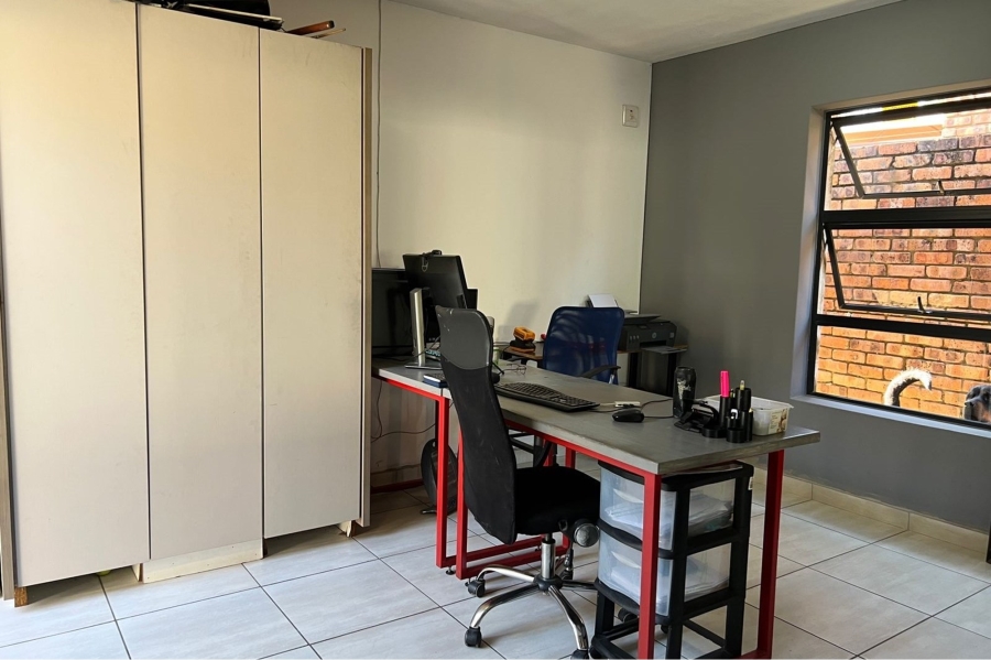 4 Bedroom Property for Sale in Rooihuiskraal Gauteng