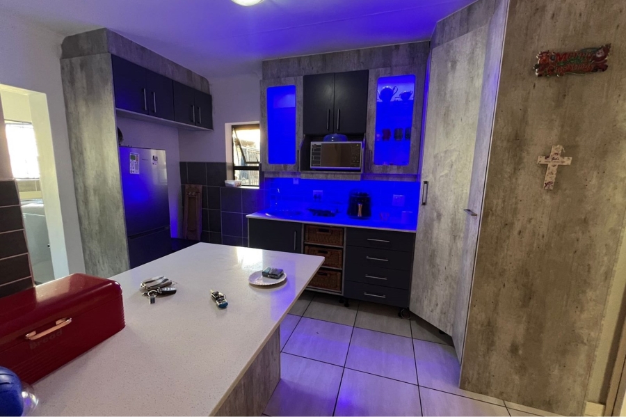 4 Bedroom Property for Sale in Rooihuiskraal Gauteng