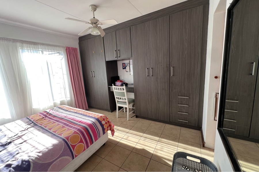 4 Bedroom Property for Sale in Rooihuiskraal Gauteng