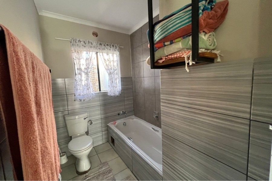 4 Bedroom Property for Sale in Rooihuiskraal Gauteng