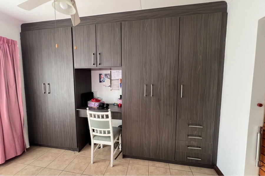 4 Bedroom Property for Sale in Rooihuiskraal Gauteng