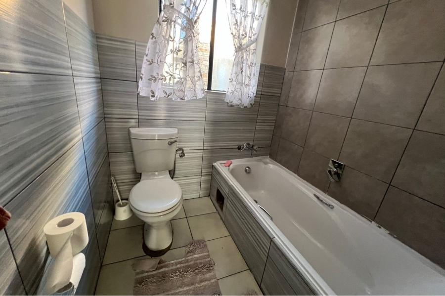4 Bedroom Property for Sale in Rooihuiskraal Gauteng
