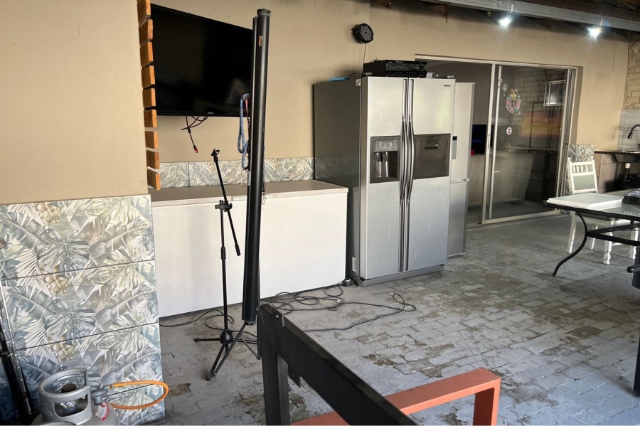 4 Bedroom Property for Sale in Rooihuiskraal Gauteng