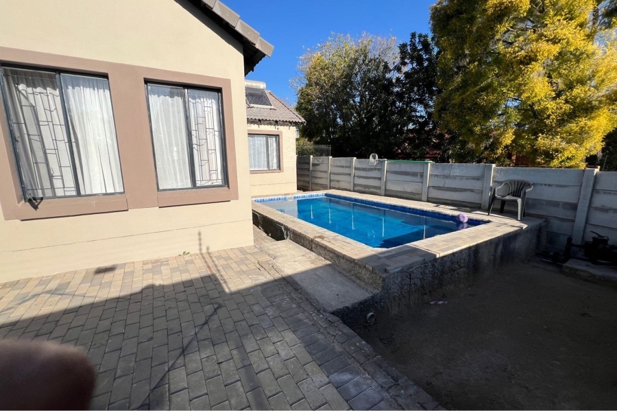 4 Bedroom Property for Sale in Rooihuiskraal Gauteng
