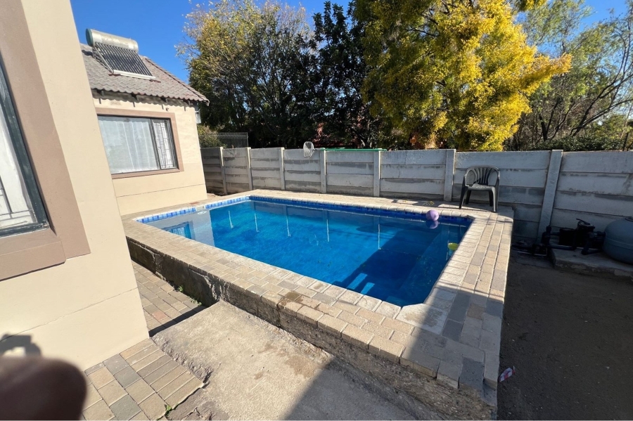 4 Bedroom Property for Sale in Rooihuiskraal Gauteng