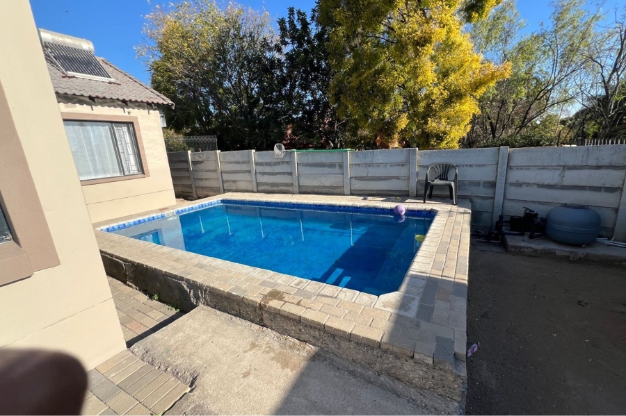 4 Bedroom Property for Sale in Rooihuiskraal Gauteng
