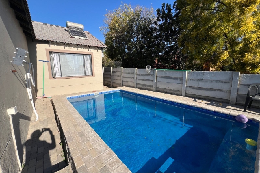 4 Bedroom Property for Sale in Rooihuiskraal Gauteng