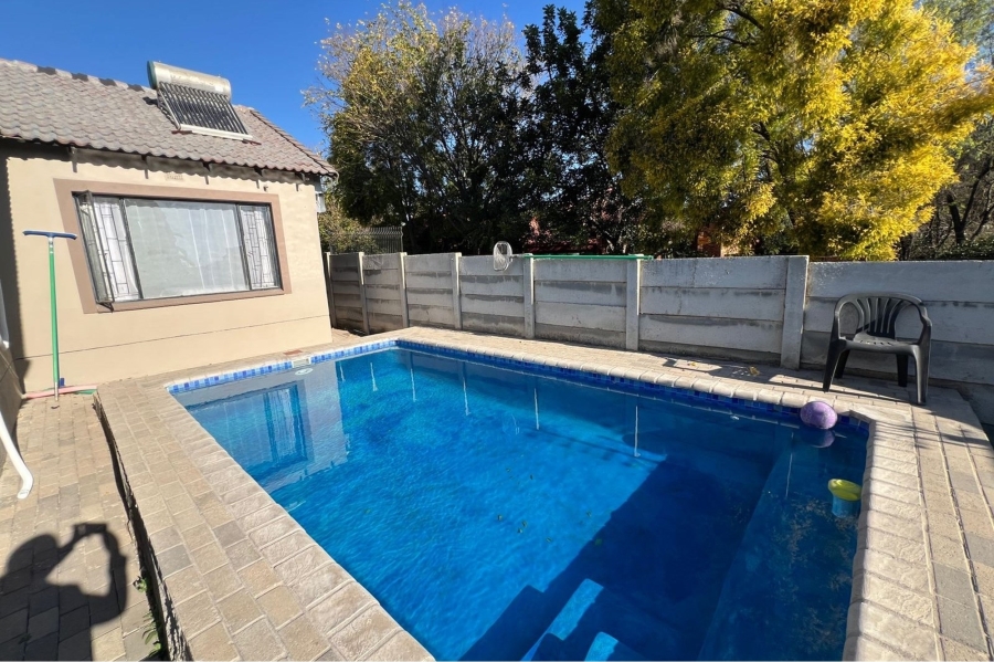 4 Bedroom Property for Sale in Rooihuiskraal Gauteng