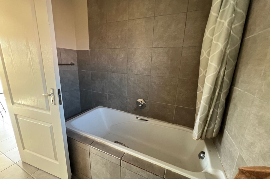 4 Bedroom Property for Sale in Rooihuiskraal Gauteng