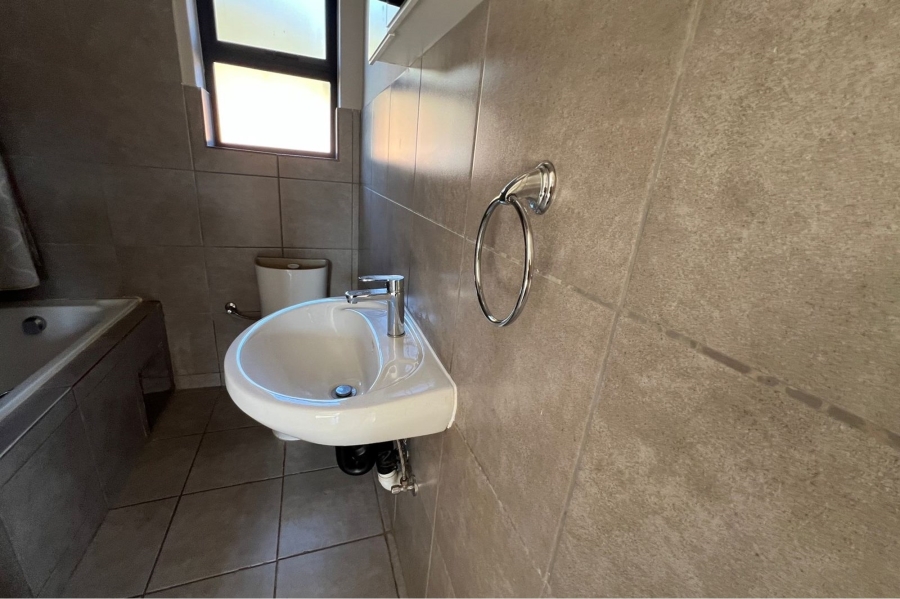 4 Bedroom Property for Sale in Rooihuiskraal Gauteng
