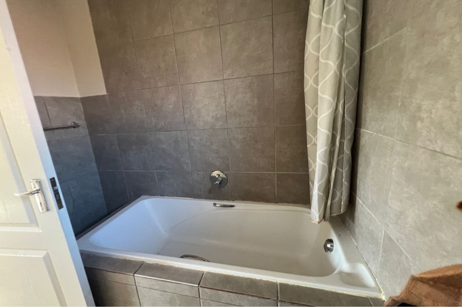 4 Bedroom Property for Sale in Rooihuiskraal Gauteng