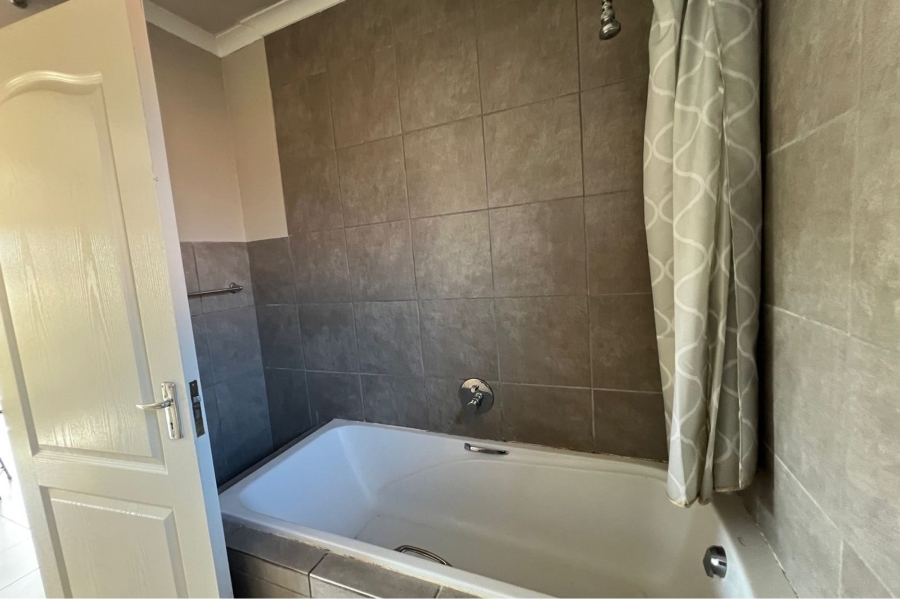 4 Bedroom Property for Sale in Rooihuiskraal Gauteng