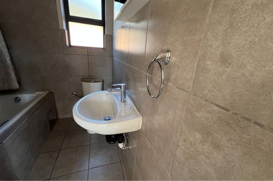 4 Bedroom Property for Sale in Rooihuiskraal Gauteng