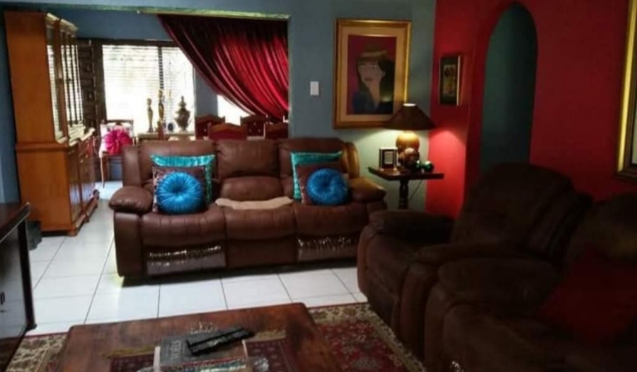 5 Bedroom Property for Sale in Rant En Dal Gauteng
