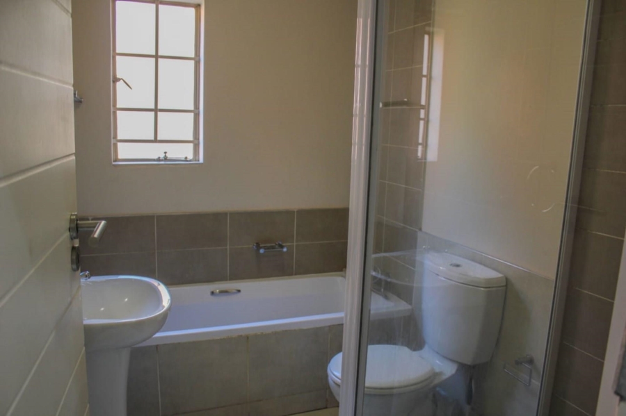 2 Bedroom Property for Sale in Monavoni Gauteng