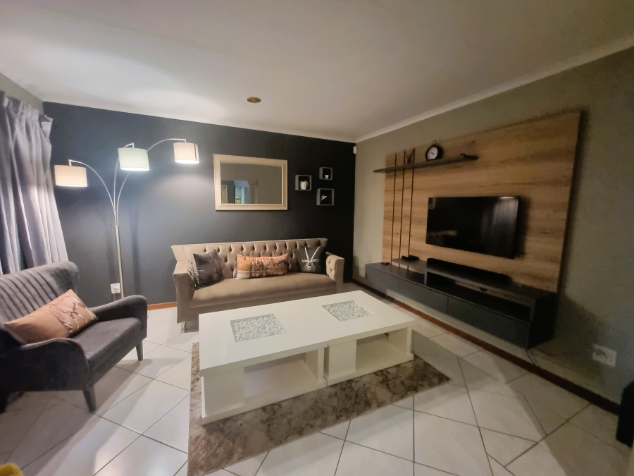 To Let 3 Bedroom Property for Rent in Little Falls Gauteng