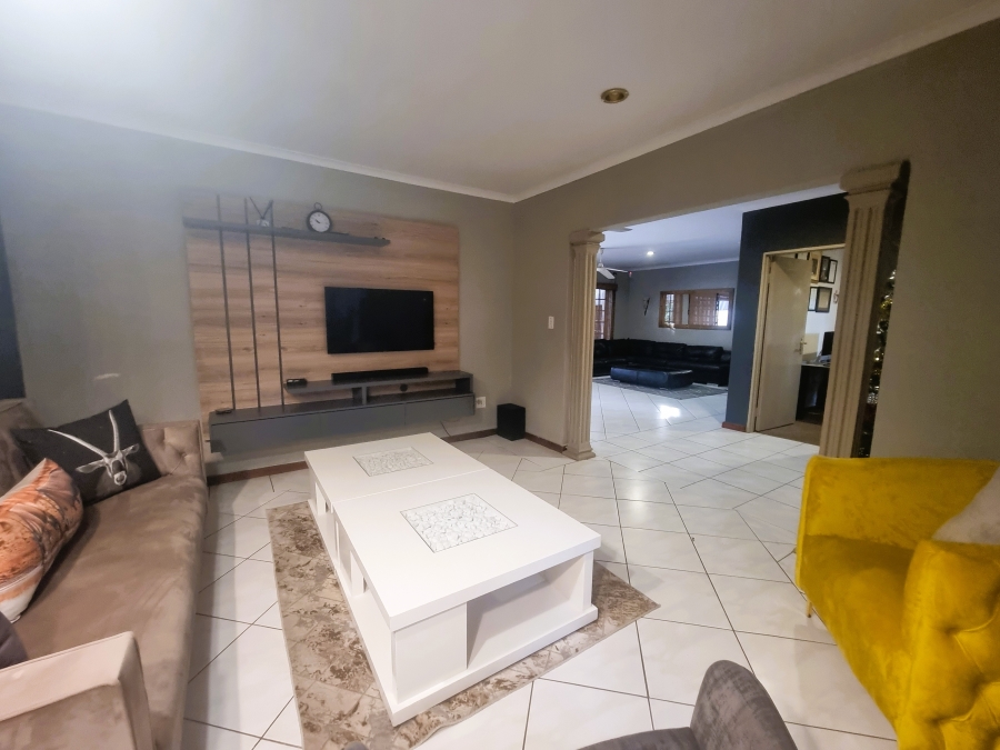 To Let 3 Bedroom Property for Rent in Little Falls Gauteng