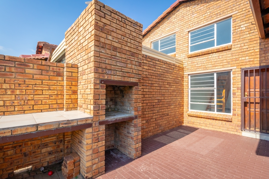 To Let 3 Bedroom Property for Rent in Weltevreden Park Gauteng