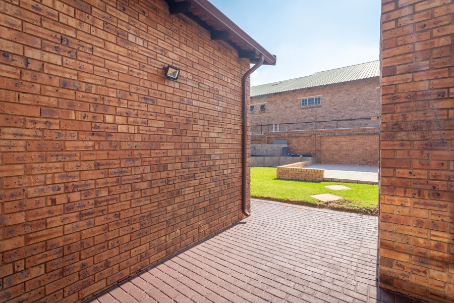 To Let 3 Bedroom Property for Rent in Weltevreden Park Gauteng