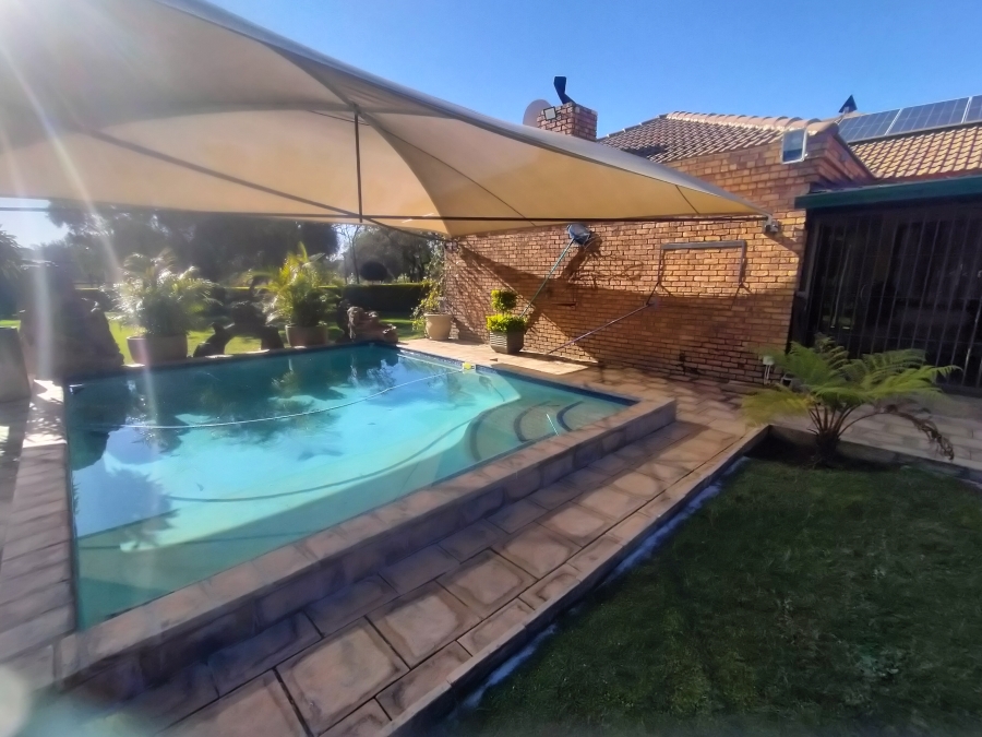 4 Bedroom Property for Sale in Hartebeeshoek Gauteng