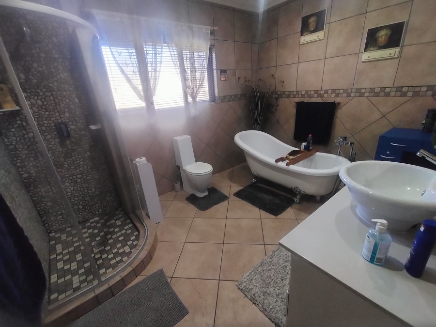 4 Bedroom Property for Sale in Hartebeeshoek Gauteng