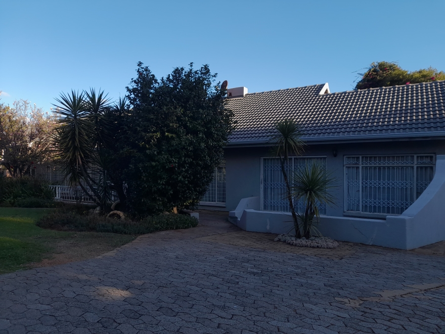 To Let 4 Bedroom Property for Rent in Constantia Kloof Gauteng