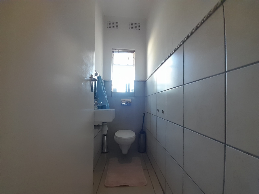 To Let 4 Bedroom Property for Rent in Constantia Kloof Gauteng