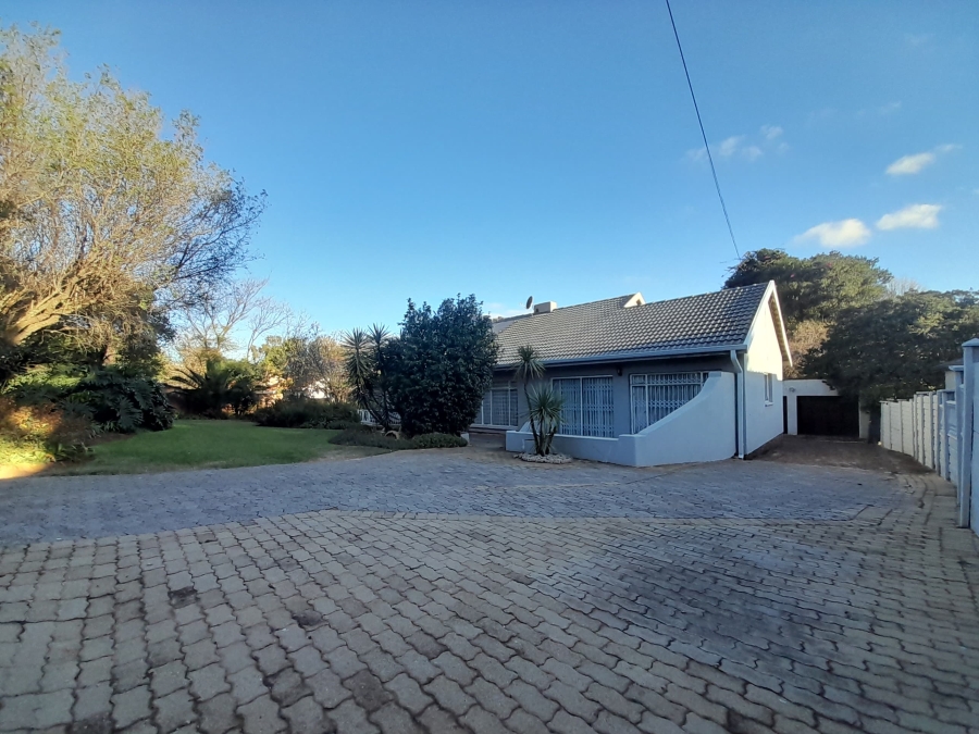To Let 4 Bedroom Property for Rent in Constantia Kloof Gauteng